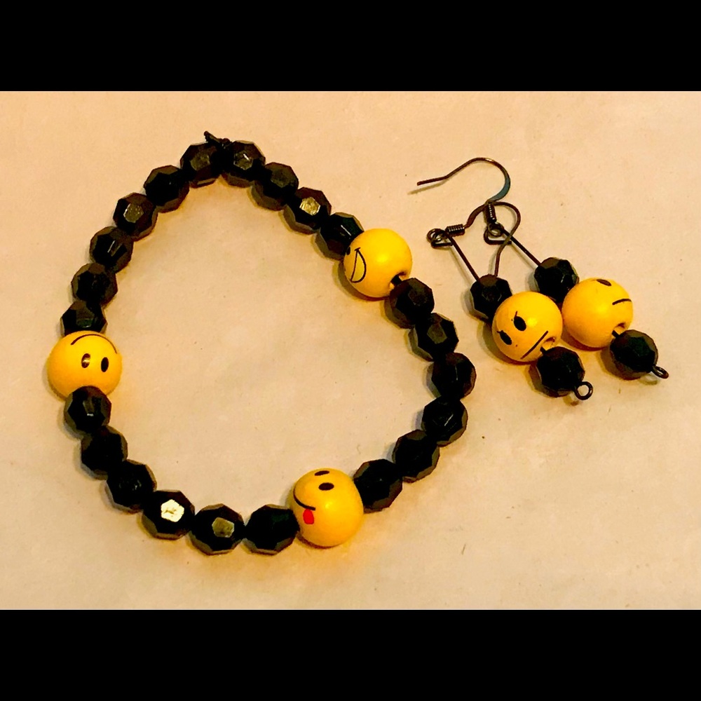 EMOJI BEADED BRACELET AND EARRINGS SET